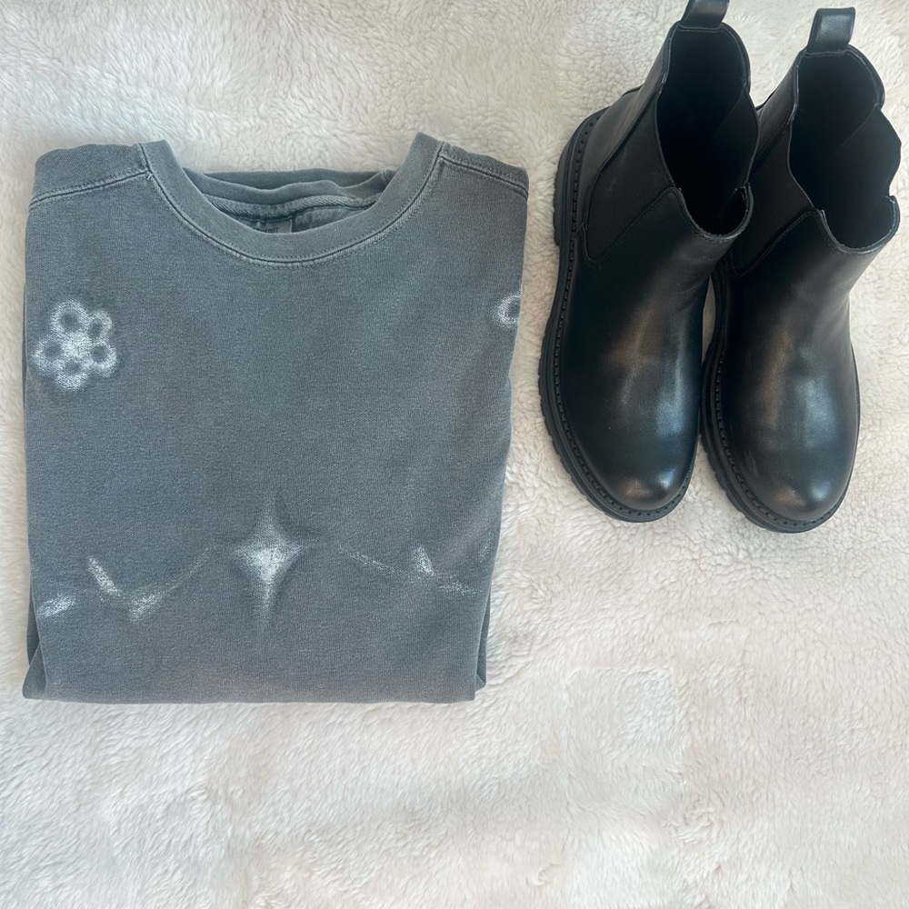 Comfort Colors Grey Medium sweatshirt - Picture 5 of 8